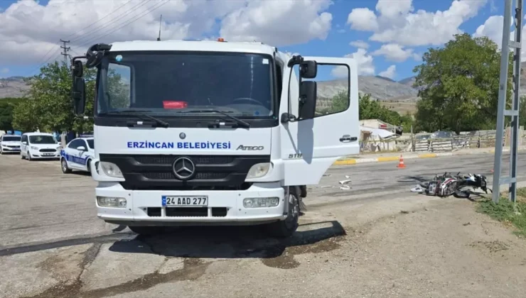 Erzincan’da yol süpürme aracı ile motosikletin çarpışması sonucu 1 kişi öldü, 1 kişi yaralandı