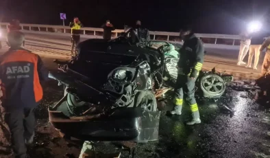 Erzincan’da TIR’a Çarpan Otomobil Kazasında 3 Kişi Hayatını Kaybetti