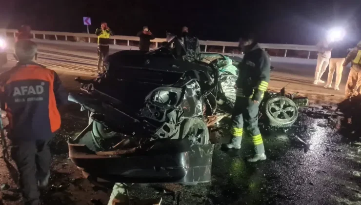 Erzincan’da TIR’a Çarpan Otomobil Kazasında 3 Kişi Hayatını Kaybetti